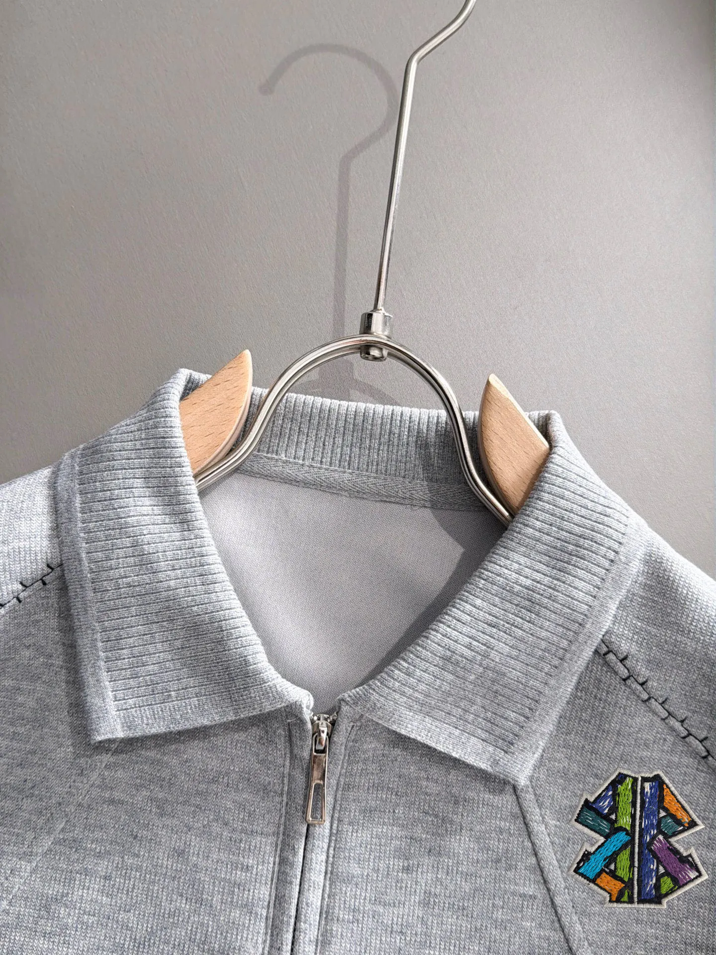 Paris 2026 long-sleeved sweatshirts for men and women, Same Style, many stars, Same Style, top Original version, feel free to compare🆚The fabric is custom-dyed, lightly sprayed and distressed, the fabric, material, and details are consistent with the original, using special cotton and linen fabrics. The cost of the fabric is extremely expensive. It is twice as expensive as pure cotton materials, no expense is spared just to do better. Three standards are complete. The comparison between non-market products and my fabrics is very different, only the top version! Size: M-4XL